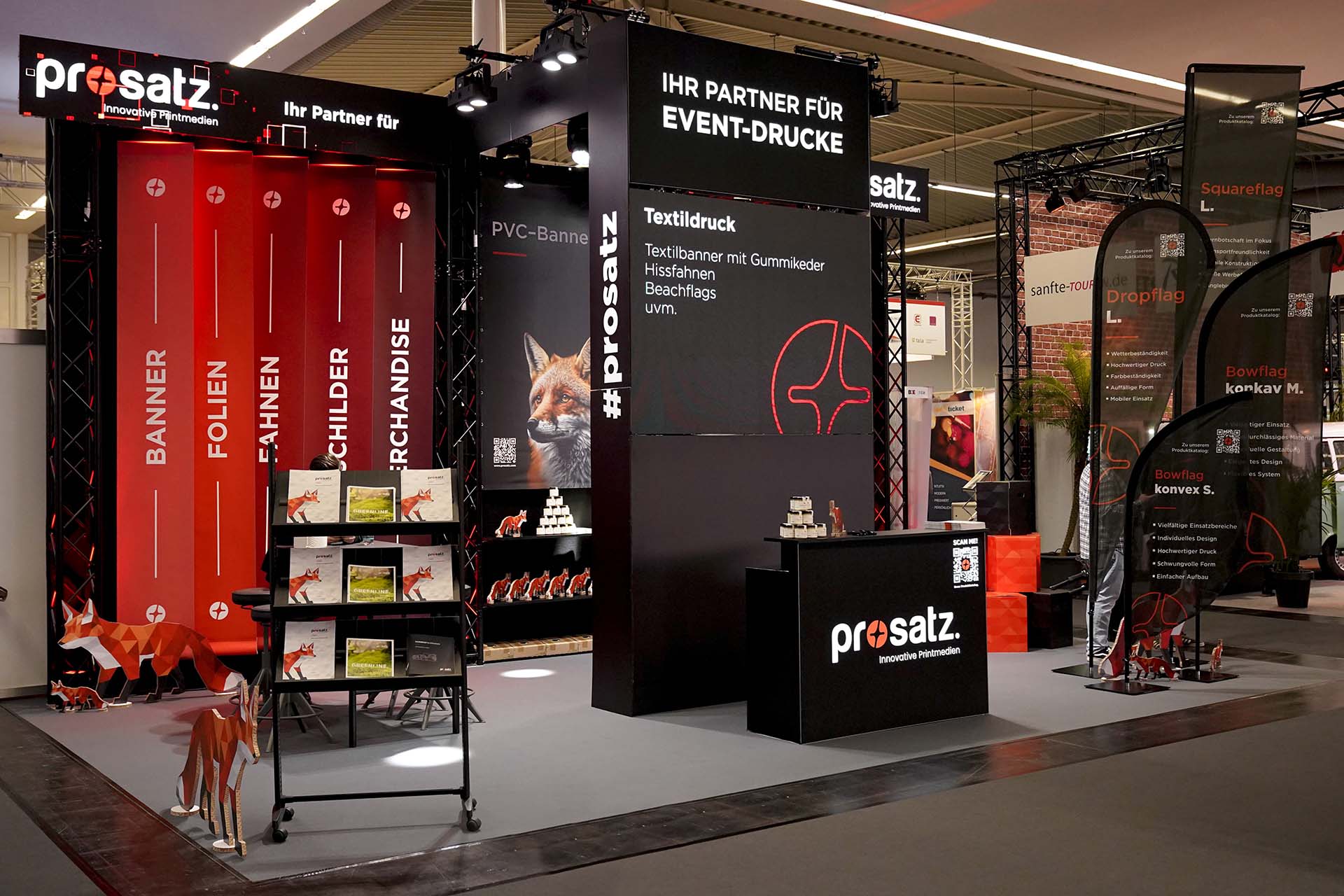 Messestand im rot-schwarzen Design der Firma prosatz.