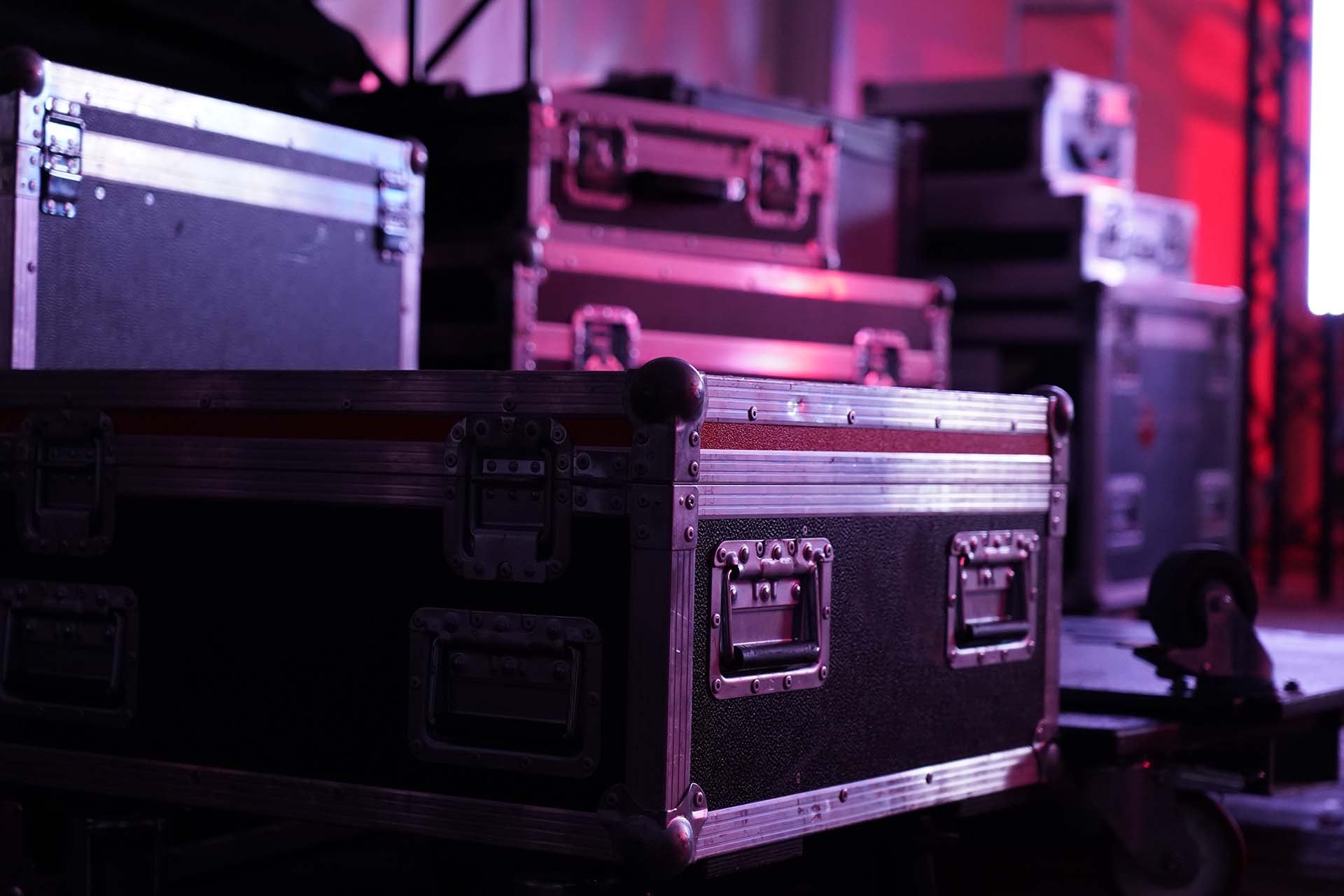 Mehrere Cases in verschiedenen Größen im roten Bühnenlicht.