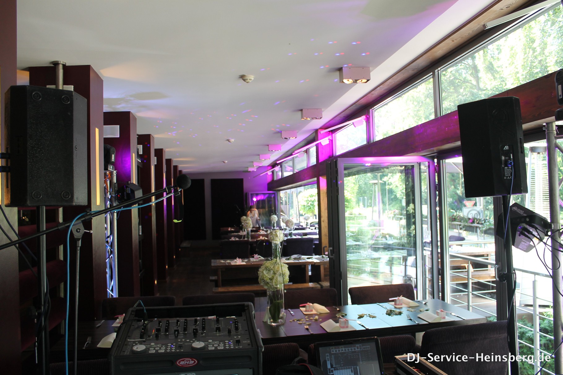 Schicke, moderne Location mit violettem Ambiente Licht und Musikanlage.