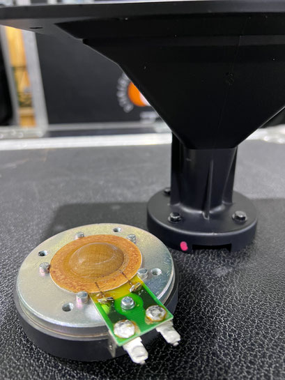 Teil eines Lautsprechers ausgebaut.