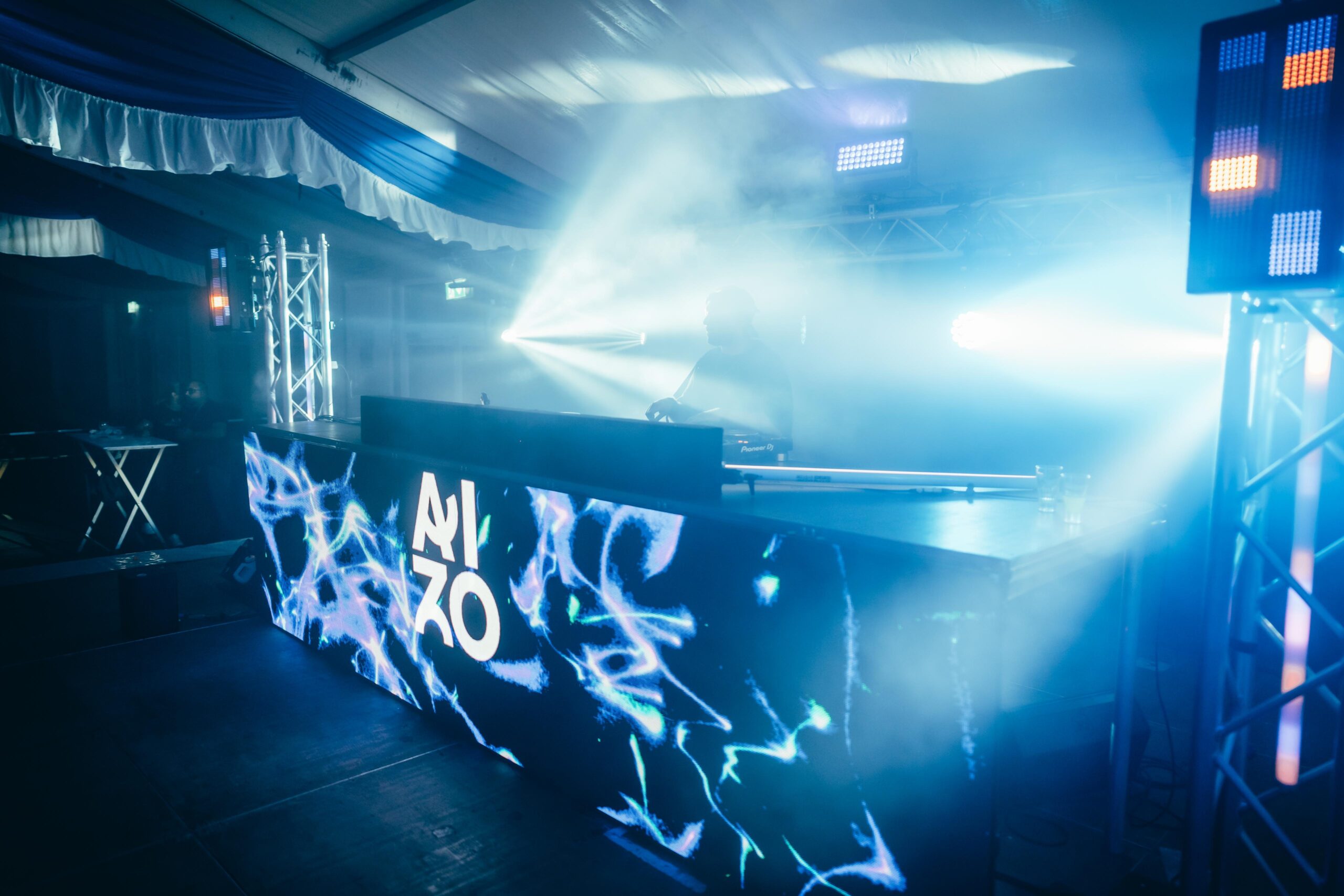 LED-Videowand als DJ Table und mobilem Licht- und Tontechnik Setup in einem Festzelt.