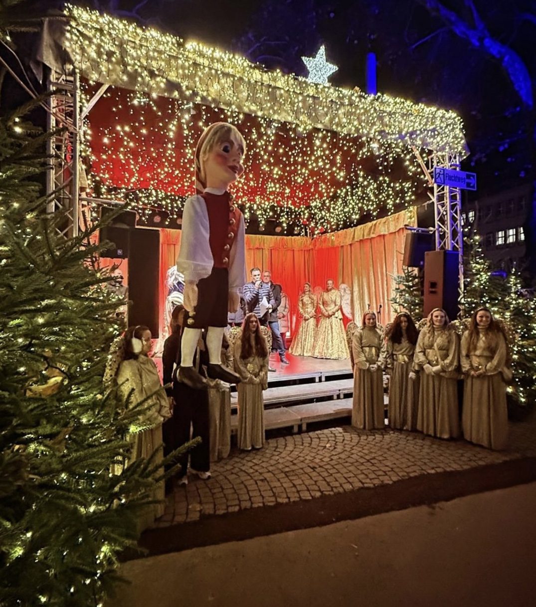 Weihnachtlich geschmückte Bühne mit goldenen Engeln.