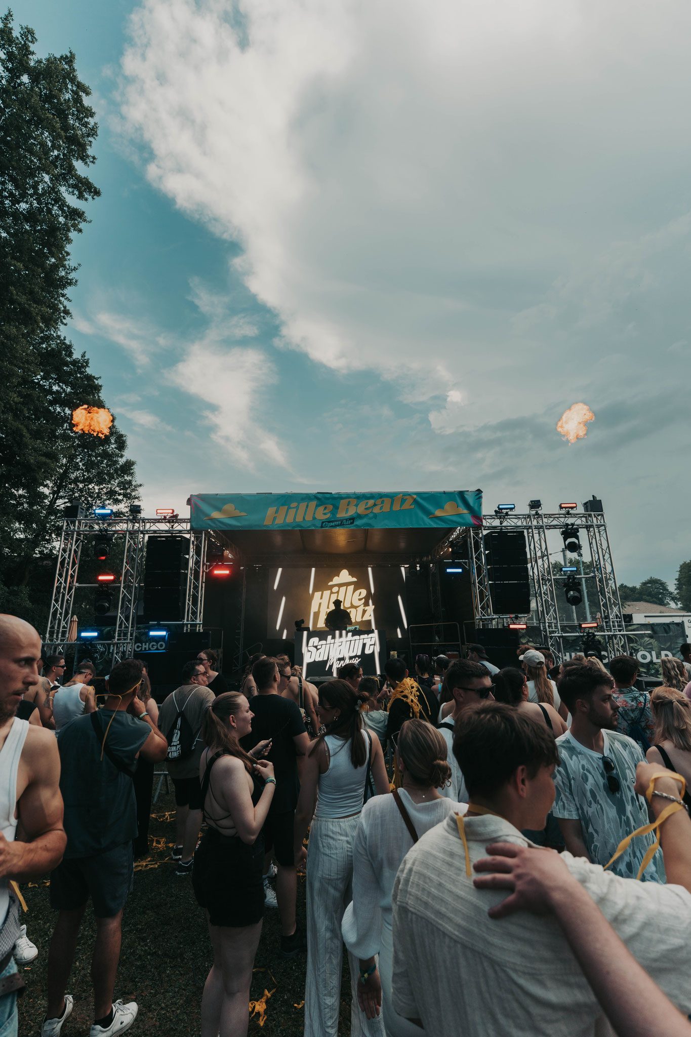 Festivalbühne mit jungem Publikum unter freiem Himmel.