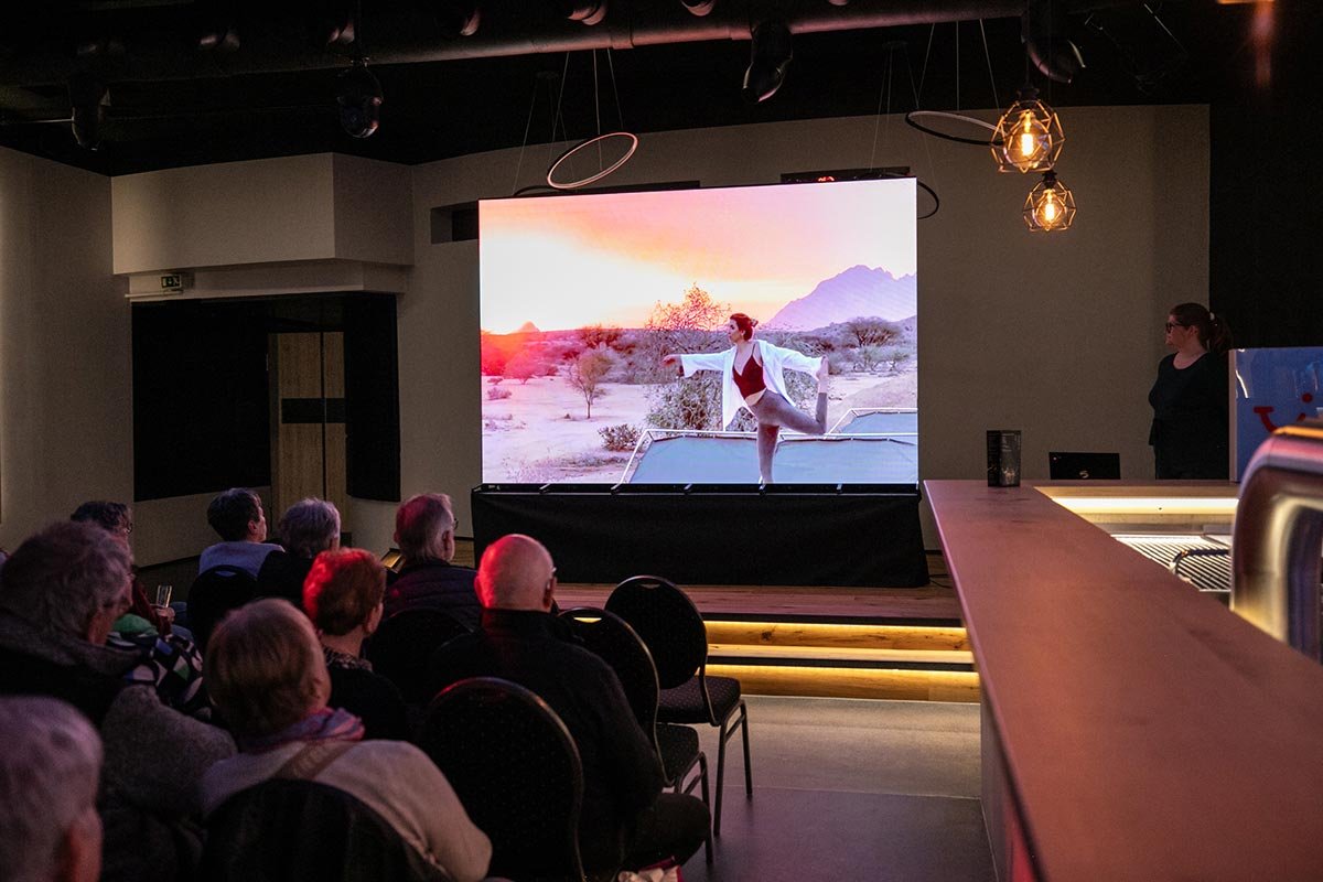 LED Videowand in einem großen Raum und Vorführung eines Films.