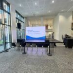 LED-Videowall auf einer Bühne mit Präsentation.