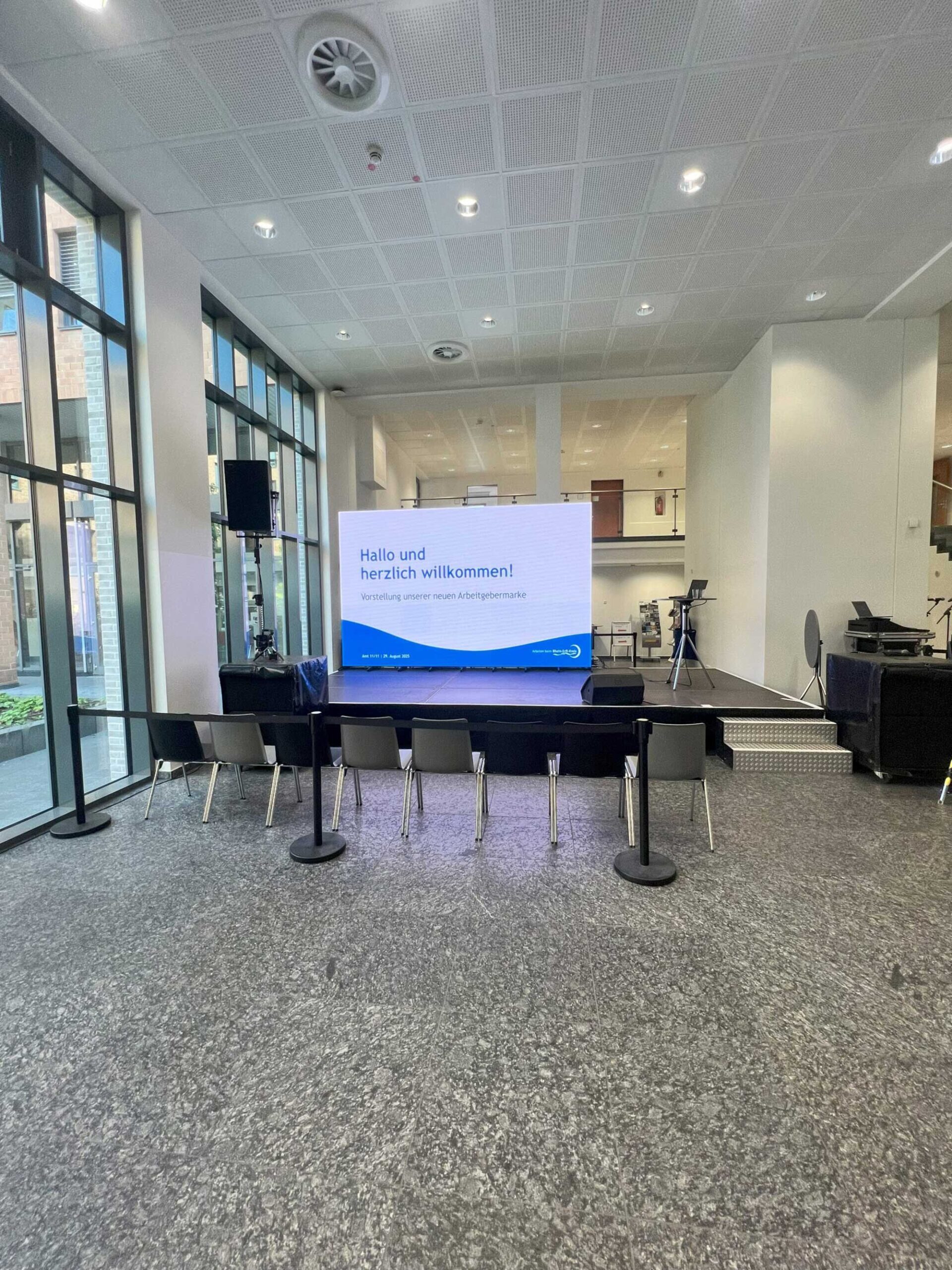 LED-Videowall auf einer Bühne mit Präsentation.